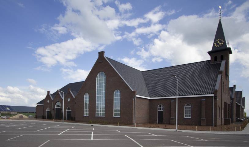 Het kerkgebouw van de Hersteld Hervormde Gemeente in Waarder