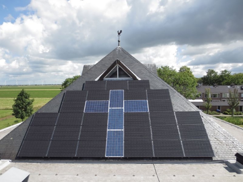 Zonnepanelen op het dak van een kerkgebouw