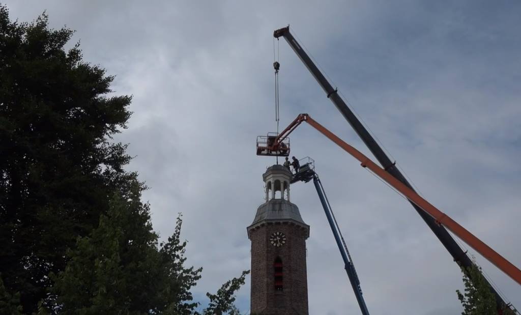 Torenspits Maartenskerk 's-Gravenpolder afgezaagd