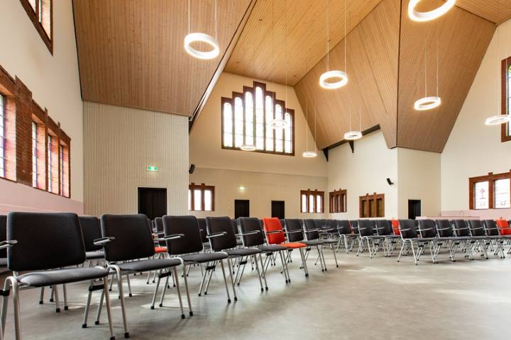 Time-out stoel van De Jong Kantoormeubilair in de Zuiderkerk in Drachten