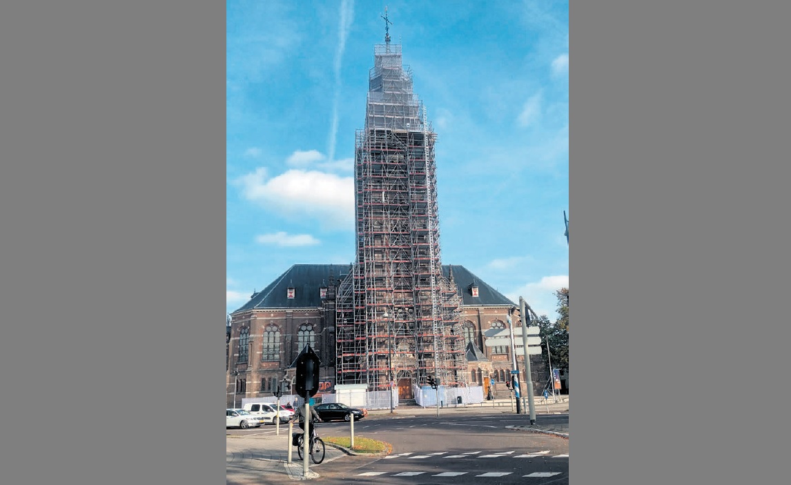 Kerktoren van de Grote Kerk Apeldoorn in de steigers