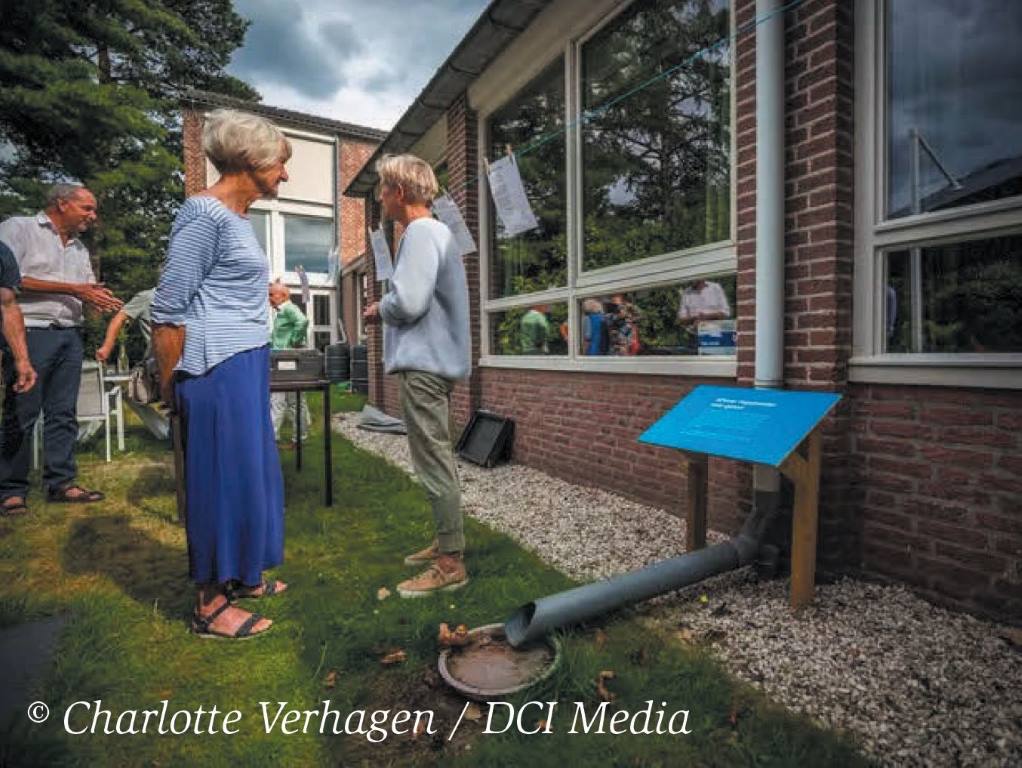 Water in de tuin van de Agnus Dei-kerk in Waalre.