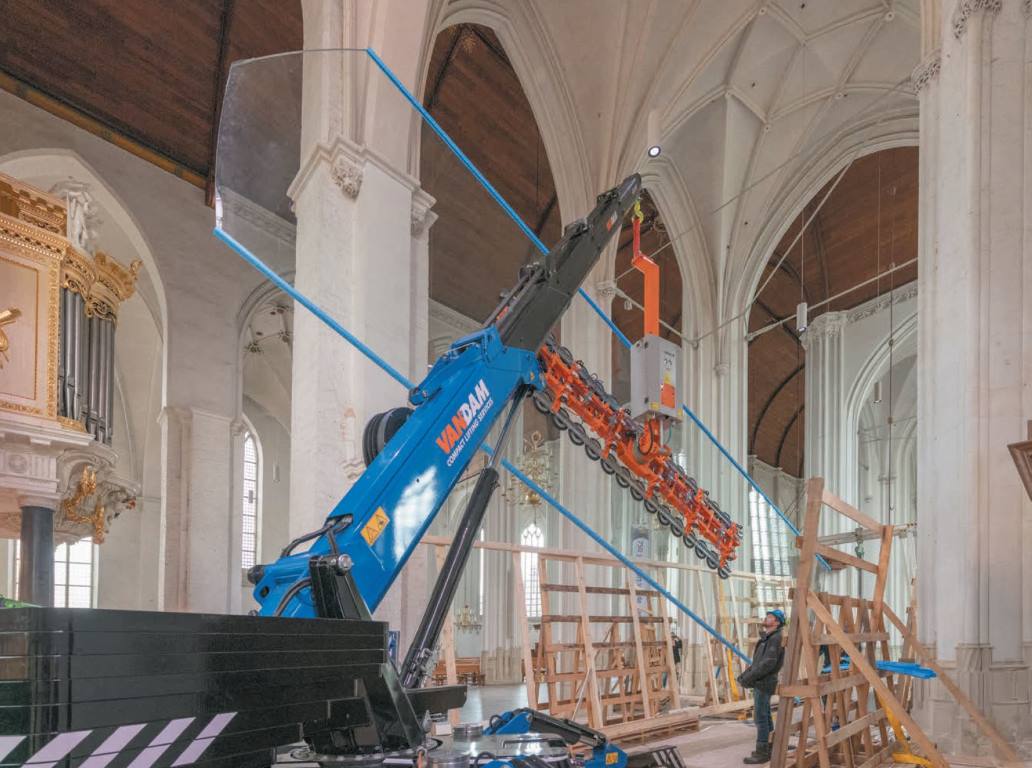 De plaatsing van een nieuw glas in de Stevenskerk in Nijmegen.