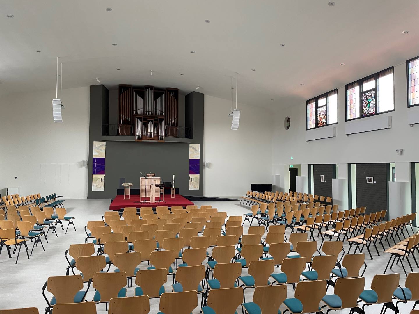 Vernieuwd interieur in de Emmauskerk in Barneveld.