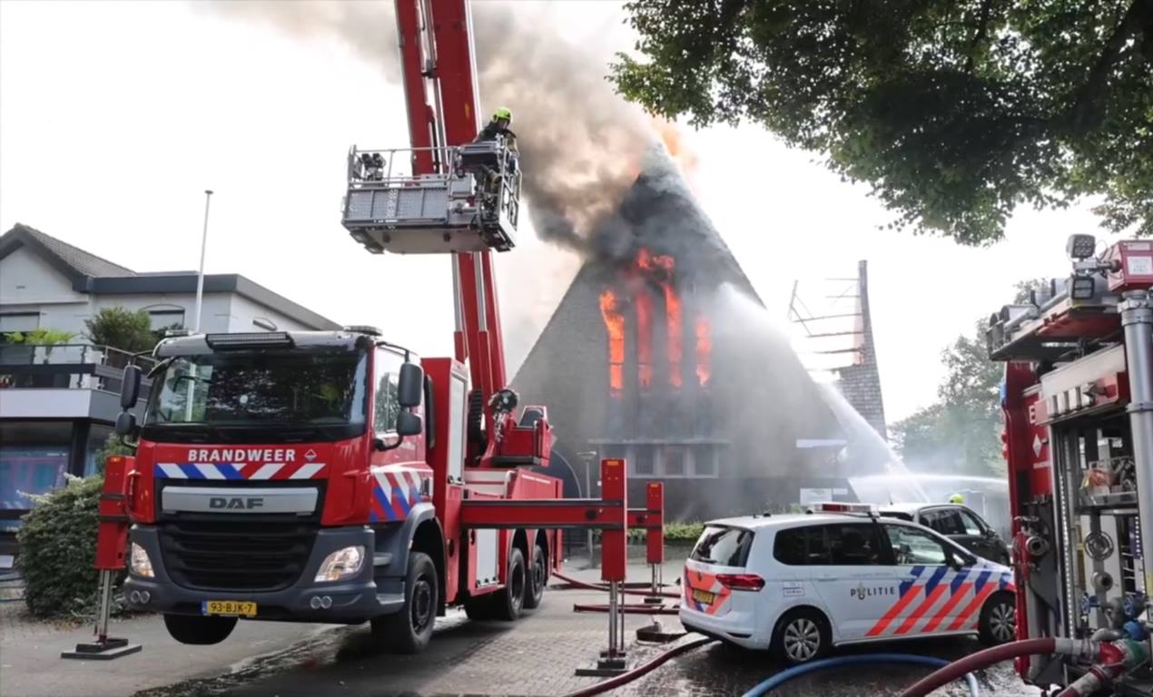 Brand in de Regenboogkerk in Epe