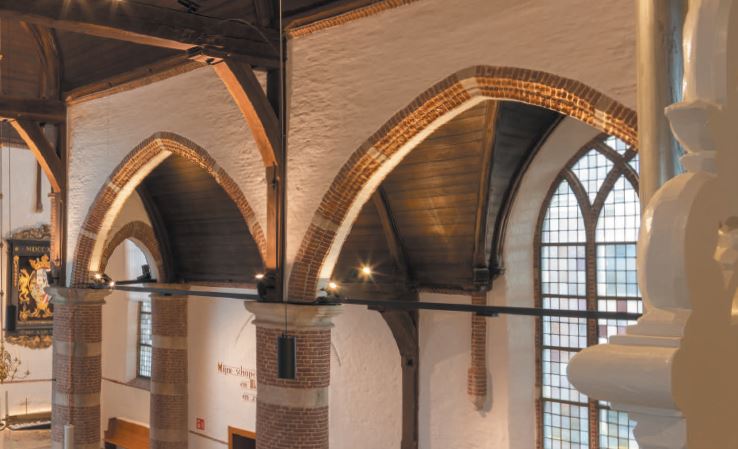 Nieuwe verlichting in de Brugkerk in Koudekerk aan den Rijn