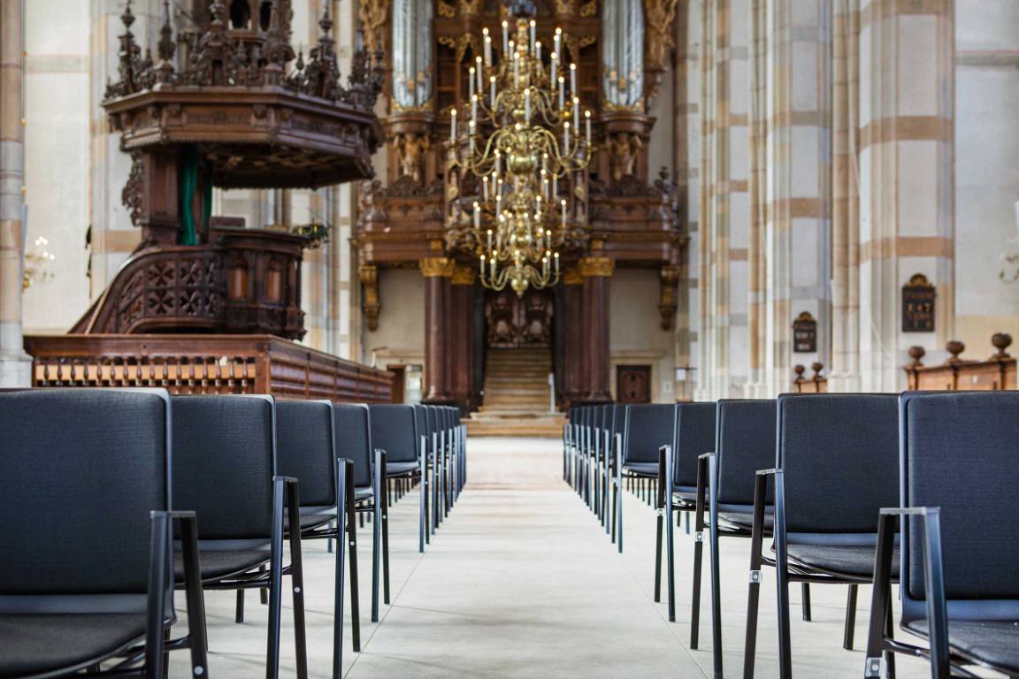 Stoelen in de Grote Kerk in Zwolle.