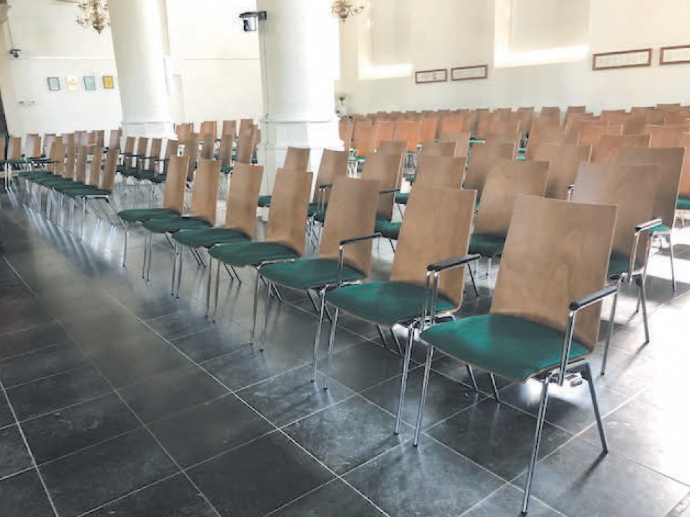 Nieuwe stoelen in de dorpskerk van Wemeldinge