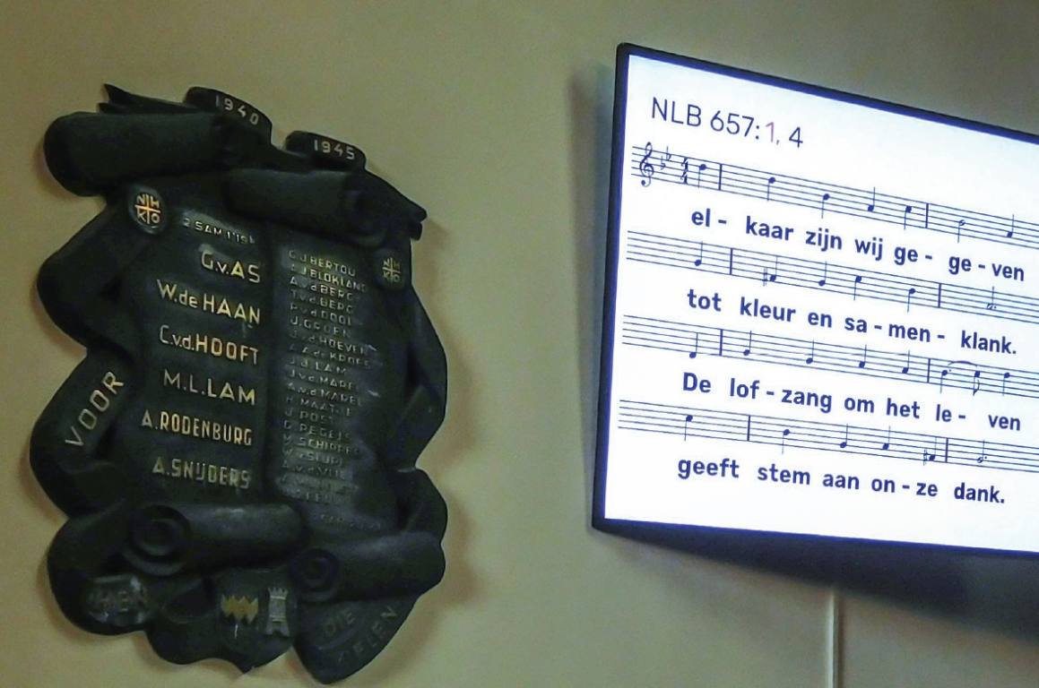 Nieuwe beeldschermen in de Grote Kerk in Overschie