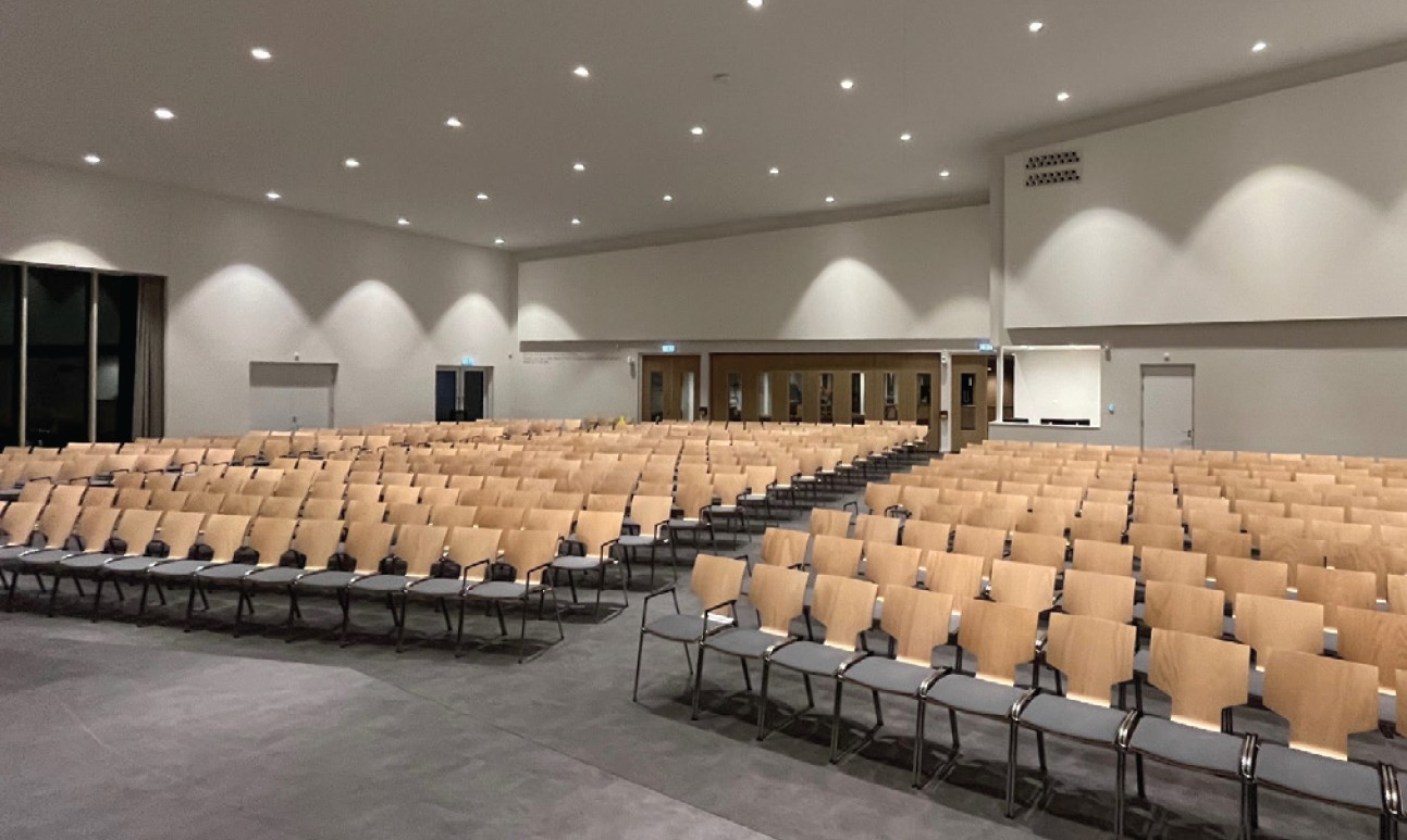 De Jong Projectinrichters levert nieuwe stoelen in Woudenberg.