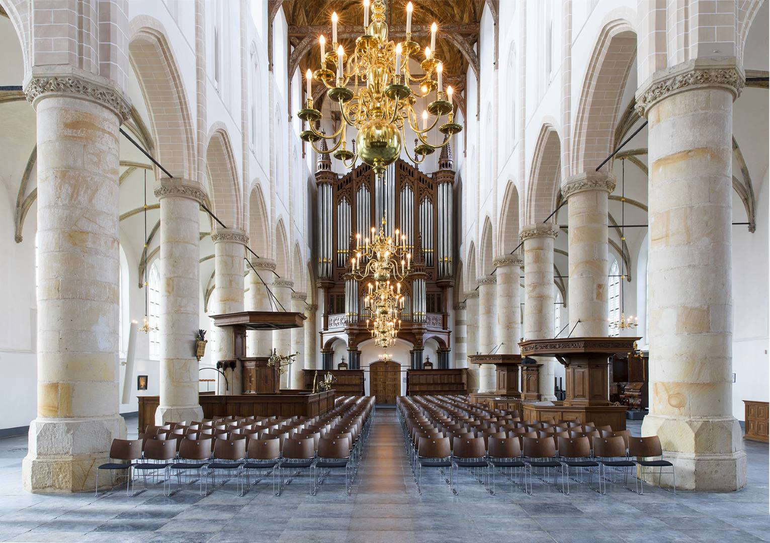 De Curvy stoel in de Grote Kerk in Naarden.