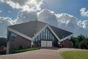 Christelijke Gereformeerde Kerk in Damwoude wordt gerenoveerd.