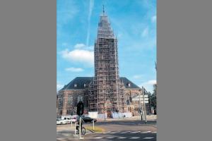 Kerktoren van de Grote Kerk Apeldoorn in de steigers