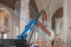 De plaatsing van een nieuw glas in de Stevenskerk in Nijmegen.