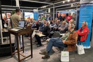 Drukbezochte presentatie tijdens Kerkenbeurs Nederland 2024 in Expo Houten.