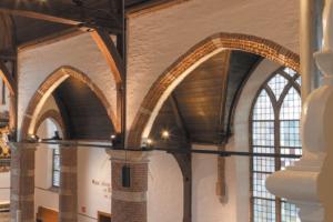 Nieuwe verlichting in de Brugkerk in Koudekerk aan den Rijn