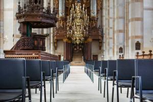 Stoelen in de Grote Kerk in Zwolle.