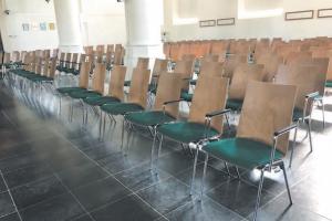 Nieuwe stoelen in de dorpskerk van Wemeldinge