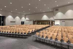 De Jong Projectinrichters levert nieuwe stoelen in Woudenberg.